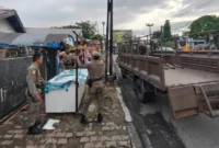Personel Satpol PP Padang menertibkan lapak PKL yang berdiri di atas trotoar Pasar Alai, Senin (3/8/2026). (Foto: Satpol PP Padang)
