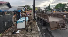 Personel Satpol PP Padang menertibkan lapak PKL yang berdiri di atas trotoar Pasar Alai, Senin (3/8/2026). (Foto: Satpol PP Padang)