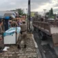 Personel Satpol PP Padang menertibkan lapak PKL yang berdiri di atas trotoar Pasar Alai, Senin (3/8/2026). (Foto: Satpol PP Padang)