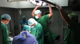 Sejumlah tenaga medis di KRI dr. Soeharso-990 sedang melakukan pelayanan kesehatan bagi warga terdampak gempa NTT di Pelabuhan Reo, Kabupaten Manggarai, NTT pada Sabtu (22/8). (Foto: Bidang Komunikasi Kebencanaan/Muhammad Arfari Dwiatmojdo)