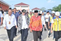 Gubernur Sumbar Mahyeldi Ansharullah saat membuka MPLS Tahun Ajaran 2026/2027 di SRT 3 Dharmasraya, Kabupaten Dharmasraya, Jumat (31/7/2026). (Foto: ADPSB)