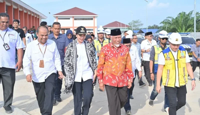 Gubernur Sumbar Mahyeldi Ansharullah saat membuka MPLS Tahun Ajaran 2026/2027 di SRT 3 Dharmasraya, Kabupaten Dharmasraya, Jumat (31/7/2026). (Foto: ADPSB)