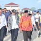 Gubernur Sumbar Mahyeldi Ansharullah saat membuka MPLS Tahun Ajaran 2026/2027 di SRT 3 Dharmasraya, Kabupaten Dharmasraya, Jumat (31/7/2026). (Foto: ADPSB)