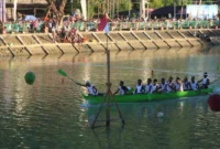 Perlombaan Selaju Sampan Tradisional dalam rangka HJK Padang ke-357 berlangsung meriah di Batang Palinggam, Kota Padang, Jumat (7/8/2026). (Foto: Pemko Padang)
