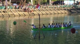 Perlombaan Selaju Sampan Tradisional dalam rangka HJK Padang ke-357 berlangsung meriah di Batang Palinggam, Kota Padang, Jumat (7/8/2026). (Foto: Pemko Padang)
