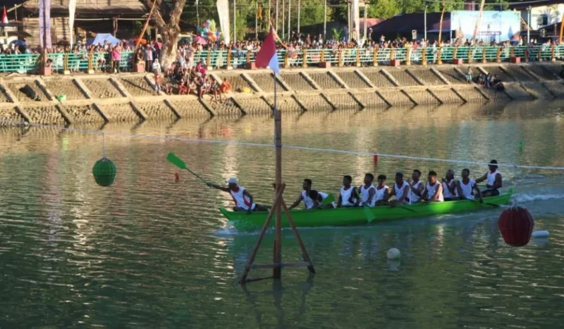 Perlombaan Selaju Sampan Tradisional dalam rangka HJK Padang ke-357 berlangsung meriah di Batang Palinggam, Kota Padang, Jumat (7/8/2026). (Foto: Pemko Padang)