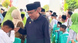 Wakil Wali Kota Padang Maigus Nasir menghadiri Semarak Maulid Nabi Muhammad SAW 1448 H di Masjid Al Muhajirin, Komplek Papcy, Kelurahan Ampang, Minggu (9/8/2026). (Foto: Pemko Padang)