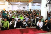 Wakil Wali Kota Padang Maigus Nasir membuka Semarak Maulid Nabi Muhammad SAW 1448 H di Masjid As Sa'adah, Kelurahan Parak Gadang Timur, Minggu (2/8/2026). (Foto: Pemko Padang)