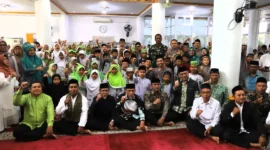 Wakil Wali Kota Padang Maigus Nasir membuka Semarak Maulid Nabi Muhammad SAW 1448 H di Masjid As Sa'adah, Kelurahan Parak Gadang Timur, Minggu (2/8/2026). (Foto: Pemko Padang)