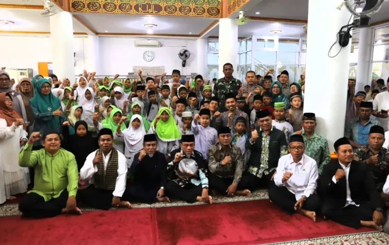 Wakil Wali Kota Padang Maigus Nasir membuka Semarak Maulid Nabi Muhammad SAW 1448 H di Masjid As Sa'adah, Kelurahan Parak Gadang Timur, Minggu (2/8/2026). (Foto: Pemko Padang)