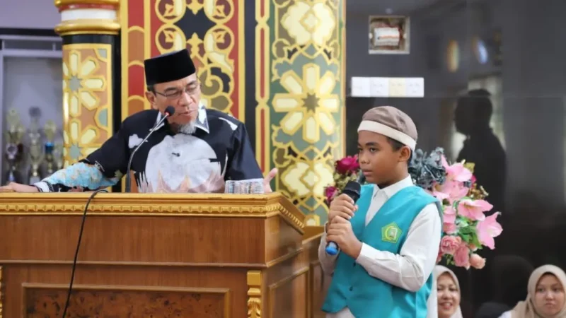 Wakil Wali Kota Padang, Maigus Nasir saat kegiatan Semarak Maulid Nabi Muhammad SAW 1448 H di Masjid As Sa'adah, Kelurahan Parak Gadang Timur, Minggu (2/8/2026). (Foto: Pemko Padang)