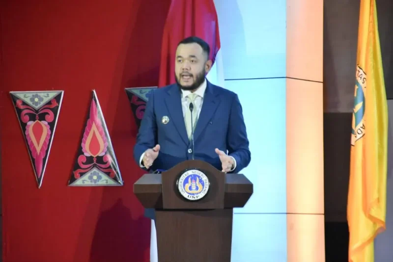 Wali Kota Padang Fadly Amran menyampaikan sambutan saat Seminar Pendidikan Padang Juara di Auditorium UNP, Kamis (6/8/2026). (Foto: Pemko Padang)