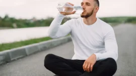 Ilustrasi seorang pria sedang minum air putih. (Foto: Pexels)