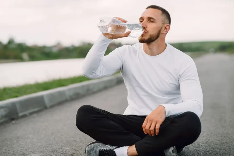 Ilustrasi seorang pria sedang minum air putih. (Foto: Pexels)