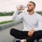 Ilustrasi seorang pria sedang minum air putih. (Foto: Pexels)