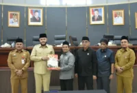 Wali Kota Padang Fadly Amran menghadiri Rapat Paripurna DPRD Kota Padang, di Ruang Sidang Utama DPRD Padang, Senin (31/8/2026). (Foto: Pemko Padang)