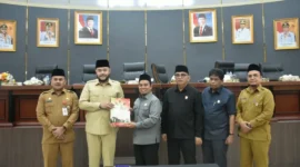 Wali Kota Padang Fadly Amran menghadiri Rapat Paripurna DPRD Kota Padang, di Ruang Sidang Utama DPRD Padang, Senin (31/8/2026). (Foto: Pemko Padang)