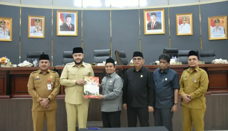 Wali Kota Padang Fadly Amran menghadiri Rapat Paripurna DPRD Kota Padang, di Ruang Sidang Utama DPRD Padang, Senin (31/8/2026). (Foto: Pemko Padang)