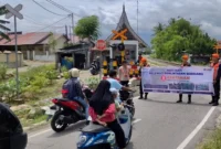 KAI Divre II Sumbar melakukan sosialisasi keselamatan kepada pengguna jalan. (Foto: KAI Divre II Sumbar)