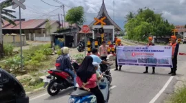 KAI Divre II Sumbar melakukan sosialisasi keselamatan kepada pengguna jalan. (Foto: KAI Divre II Sumbar)