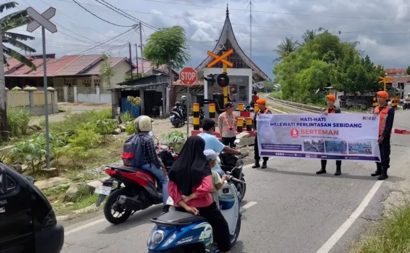 KAI Divre II Sumbar melakukan sosialisasi keselamatan kepada pengguna jalan. (Foto: KAI Divre II Sumbar)