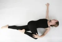 Ilustrasi supine bent-knee twist. (Foto: yogaasan.com)