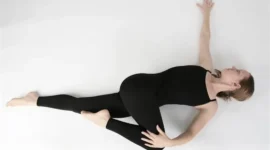 Ilustrasi supine bent-knee twist. (Foto: yogaasan.com)