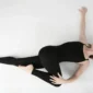 Ilustrasi supine bent-knee twist. (Foto: yogaasan.com)
