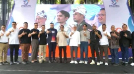 Menteri Ekraf Teuku Riefky Harsya didampingi Wali Kota Padang Fadly Amran membuka kegiatan Talk on Taste di Mini Stage Kawasan Kota Tua, Minggu (9/8/2026). (Foto: Pemko Padang)