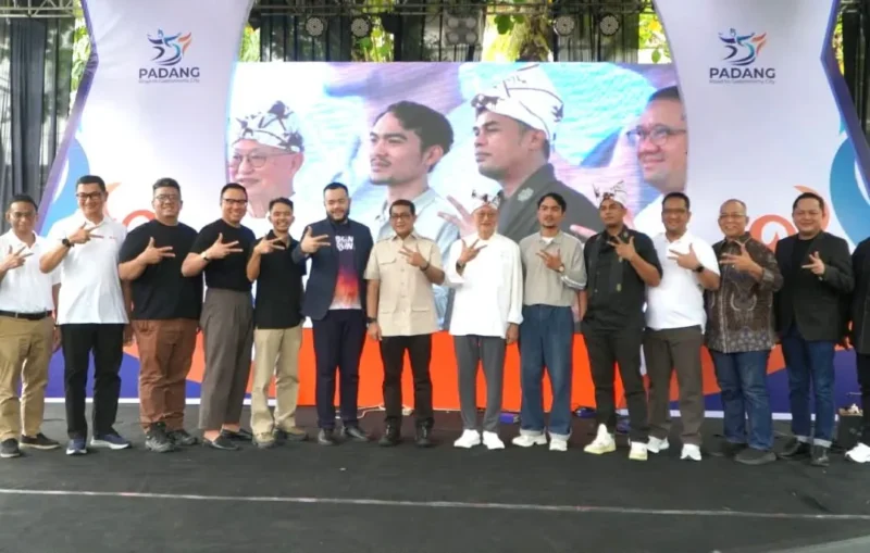 Menteri Ekraf Teuku Riefky Harsya didampingi Wali Kota Padang Fadly Amran membuka kegiatan Talk on Taste di Mini Stage Kawasan Kota Tua, Minggu (9/8/2026). (Foto: Pemko Padang)
