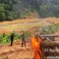 Personel Polres Solsel memusnahkan fasilitas tambang yang ditinggalkan pelaku. (Foto: Polda Sumbar)
