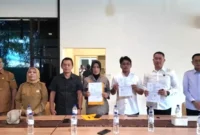 Kombes Pol. Teddy Fanani dan Bill Irzano menandatangani kesepakatan damai untuk mengakhiri perselisihan secara kekeluargaan. (Foto: Polda Sumbar)
