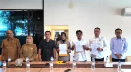 Kombes Pol. Teddy Fanani dan Bill Irzano menandatangani kesepakatan damai untuk mengakhiri perselisihan secara kekeluargaan. (Foto: Polda Sumbar)