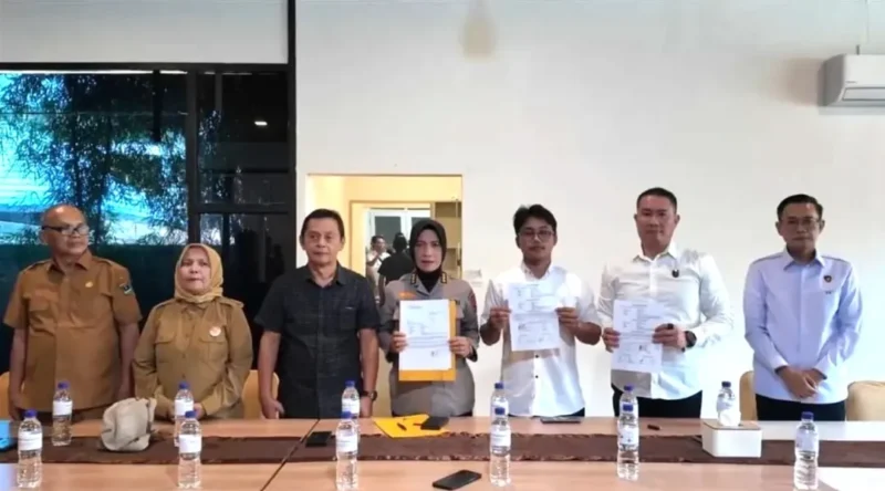Kombes Pol. Teddy Fanani dan Bill Irzano menandatangani kesepakatan damai untuk mengakhiri perselisihan secara kekeluargaan. (Foto: Polda Sumbar)