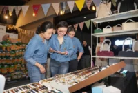 Wamen Ekraf Irene Umar (tengah) bersama Wakil Menteri Pemberdayaan Perempuan dan Perlindungan Anak, Veronica Tan (kiri), meninjau salah satu tenant. (Foto: Kementerian Ekraf)