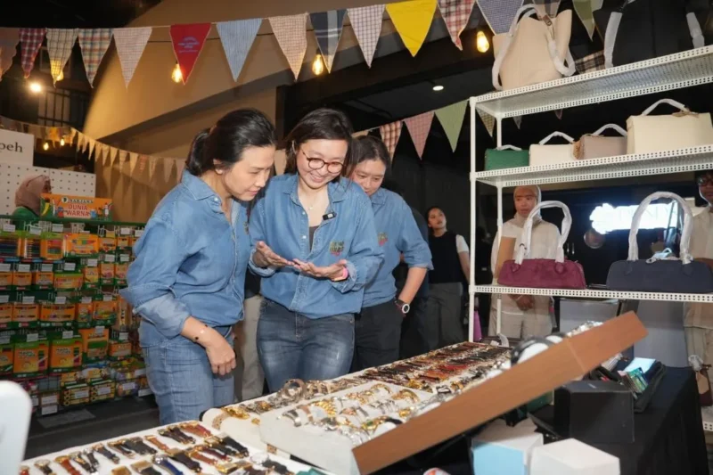 Wamen Ekraf Irene Umar (tengah) bersama Wakil Menteri Pemberdayaan Perempuan dan Perlindungan Anak, Veronica Tan (kiri), meninjau salah satu tenant. (Foto: Kementerian Ekraf)