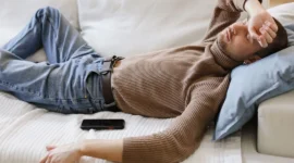 Ilustrasi tidur saat menghadapi masalah. (Foto: Pexels)

