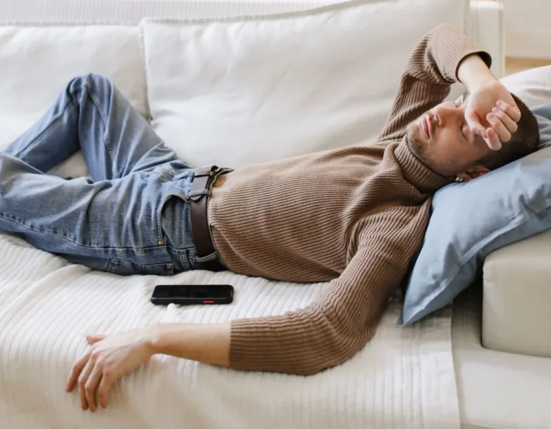 Ilustrasi tidur saat menghadapi masalah. (Foto: Pexels)
