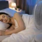Ilustrasi tidur dengan kipas angin. (Foto: AI Generate)