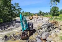 Sebanyak tiga unit alat berat mulai bekerja untuk menormalisasi aliran sungai Batang Guo, Kuranji. (Foto: ADPSB)