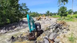 Sebanyak tiga unit alat berat mulai bekerja untuk menormalisasi aliran sungai Batang Guo, Kuranji. (Foto: ADPSB)