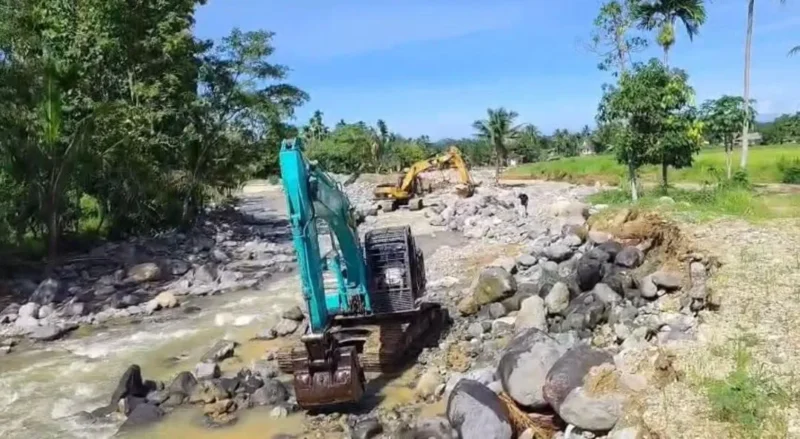 Sebanyak tiga unit alat berat mulai bekerja untuk menormalisasi aliran sungai Batang Guo, Kuranji. (Foto: ADPSB)