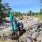 Sebanyak tiga unit alat berat mulai bekerja untuk menormalisasi aliran sungai Batang Guo, Kuranji. (Foto: ADPSB)