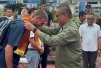Sekdaprov Sumbar Arry Yuswandi menyambut Tim Evaluator UNESCO dan KNGI di VIP BIM), Minggu (16/8/2026). (Foto: ADPSB)