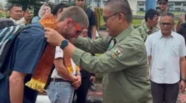 Sekdaprov Sumbar Arry Yuswandi menyambut Tim Evaluator UNESCO dan KNGI di VIP BIM), Minggu (16/8/2026). (Foto: ADPSB)