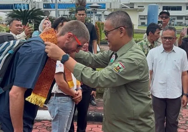 Sekdaprov Sumbar Arry Yuswandi menyambut Tim Evaluator UNESCO dan KNGI di VIP BIM), Minggu (16/8/2026). (Foto: ADPSB)