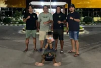 Tim Klewang Polresta Padang mengamankan pelaku pencurian dengan modus menuduh korban melakukan perbuatan senonoh di dalam mobil. (Foto: Polda Sumbar)