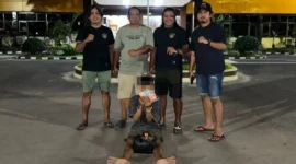 Tim Klewang Polresta Padang mengamankan pelaku pencurian dengan modus menuduh korban melakukan perbuatan senonoh di dalam mobil. (Foto: Polda Sumbar)