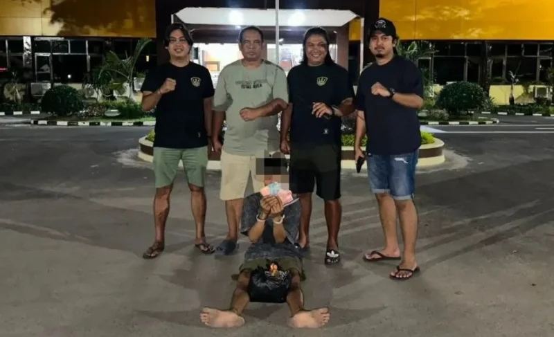 Tim Klewang Polresta Padang mengamankan pelaku pencurian dengan modus menuduh korban melakukan perbuatan senonoh di dalam mobil. (Foto: Polda Sumbar)