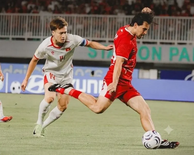 Pemain Timnas Indonesia, Tom Haye saat berduel dengan pemain Vietnam pada laga sebelumnya. (Foto: IG @timnasindonesia)